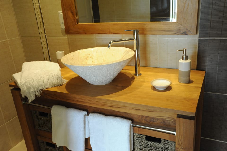 Comfort Studio, 1 Queen Bed, Non Smoking | Bathroom sink