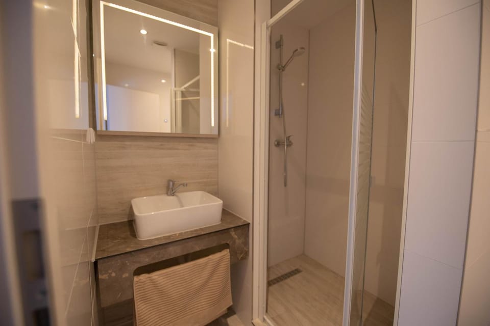 Shower, free toiletries, hair dryer, towels
