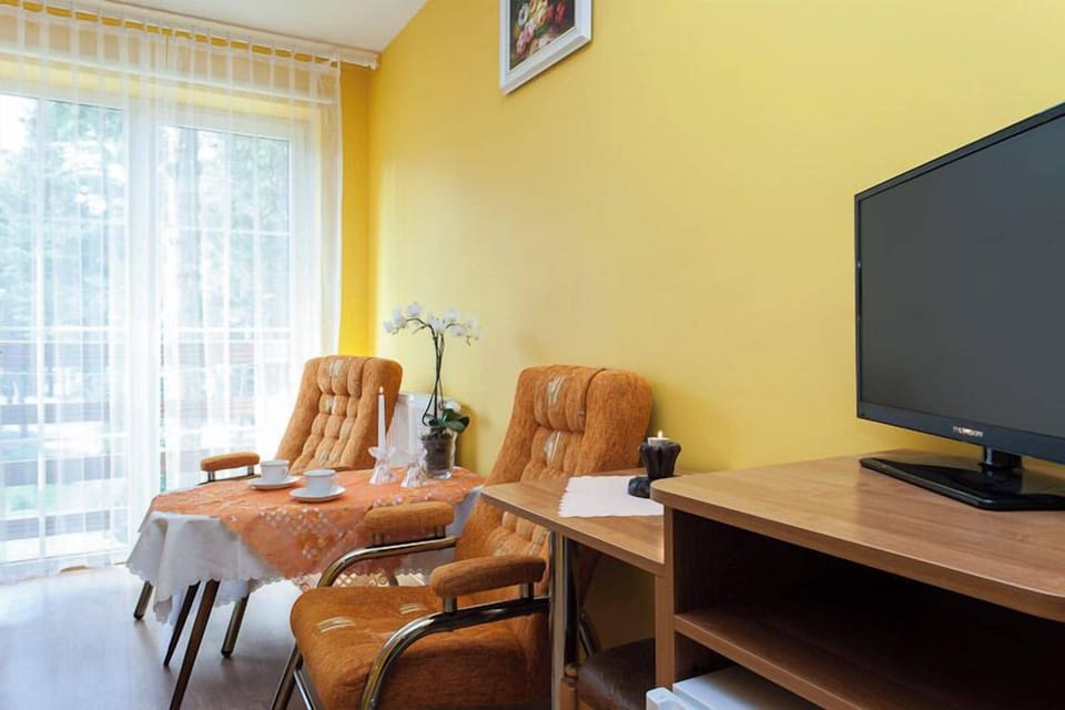 Double Room (6) | Hypo-allergenic bedding, blackout drapes, iron/ironing board, free WiFi