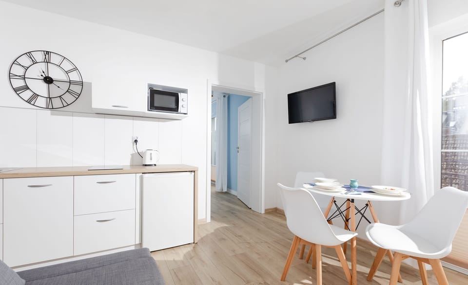 Deluxe Apartment (Czteroosobowy z Balkonem Francuskim) | Private kitchen | Mini-fridge, microwave, electric kettle