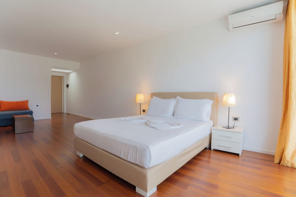 Minibar, soundproofing, free WiFi, bed sheets