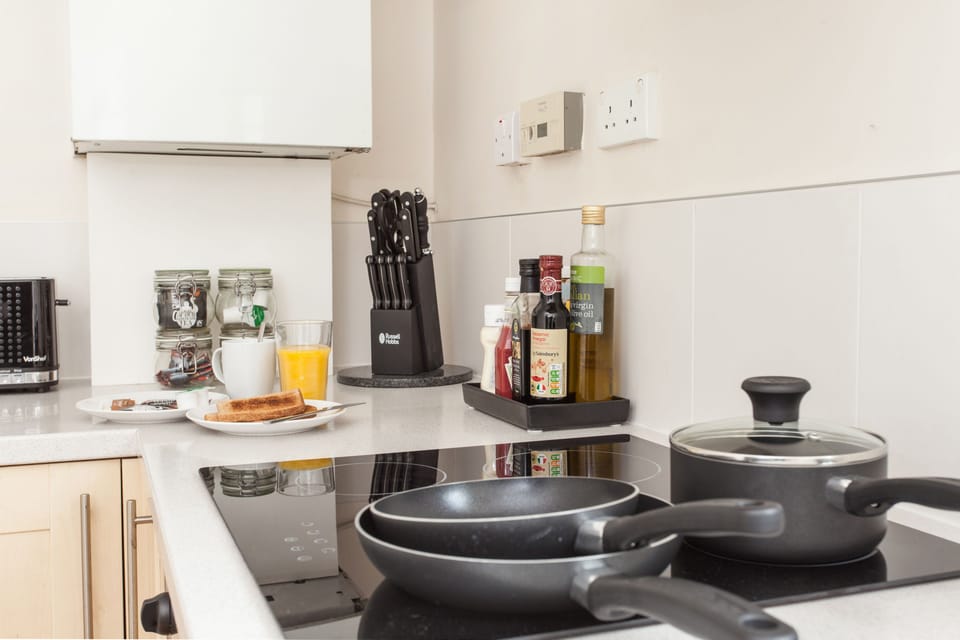 Basic Apartment, Multiple Beds | Private kitchen | Fridge, microwave, oven, stovetop