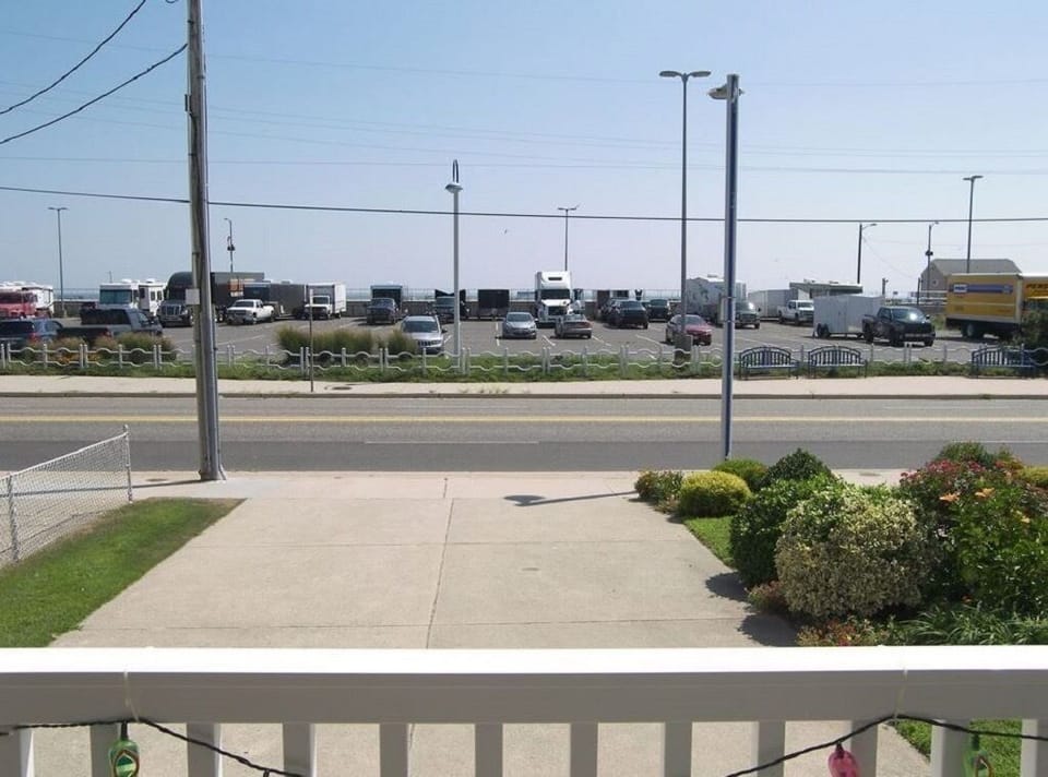 Beach Across The Street! Great Views & Location! Sleeps 10 Apartment in Wildwood