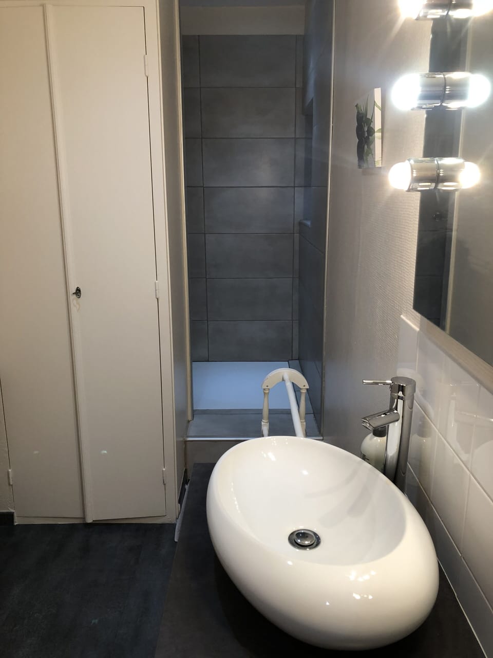 Classic Room (Les Jonquilles) | Bathroom | Shower, free toiletries, hair dryer, towels