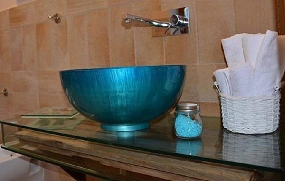 Double Room, Pool View (Pesce) | Bathroom sink