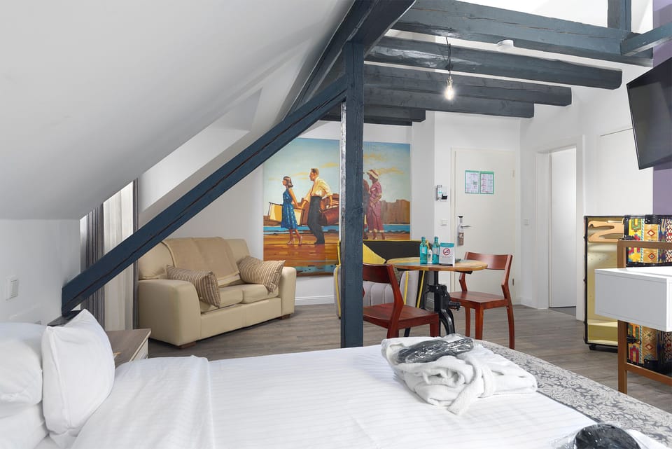Junior Suite | Living area | 32-inch LED TV with satellite channels, TV