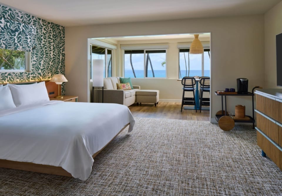 Bungalow Junior Suite Oceanfront | Premium bedding, in-room safe, desk, laptop workspace