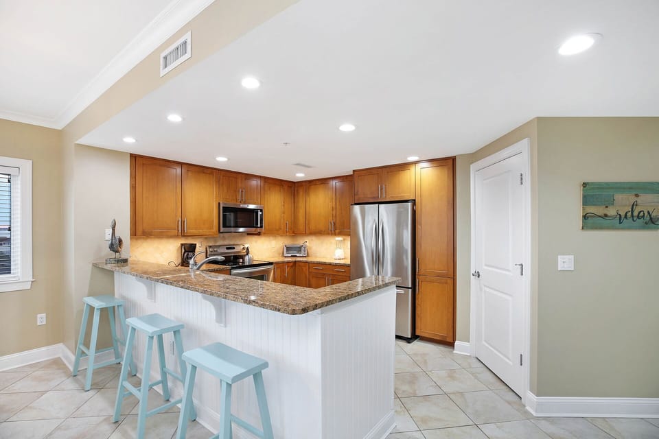 Plenty of room at the Breakfast Bar for a quick bite before hitting the Beach.