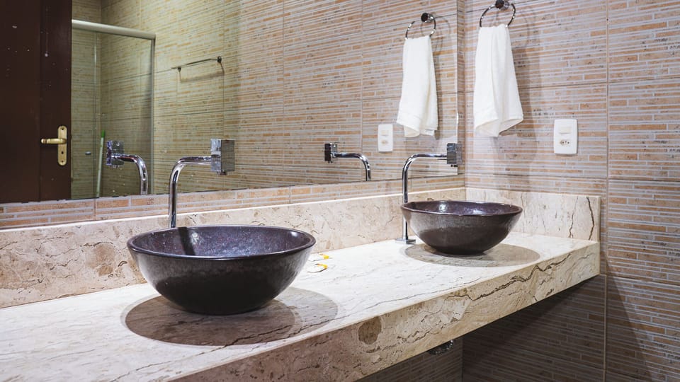 Deluxe Chalet, 1 King Bed, Non Smoking | Bathroom | Shower, free toiletries, towels