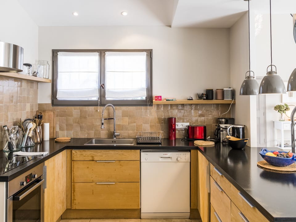 Air conciergerie/Bastide Blanche equipped kitchen, nespresso