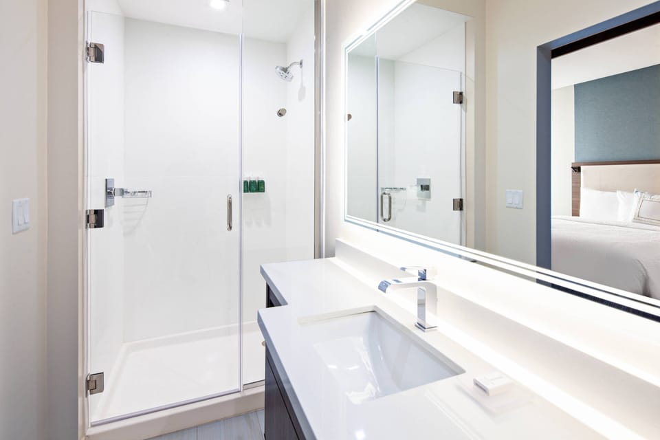 Shower, rainfall showerhead, free toiletries, hair dryer
