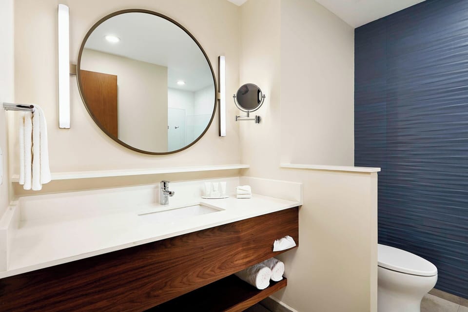 Shower, rainfall showerhead, free toiletries, hair dryer