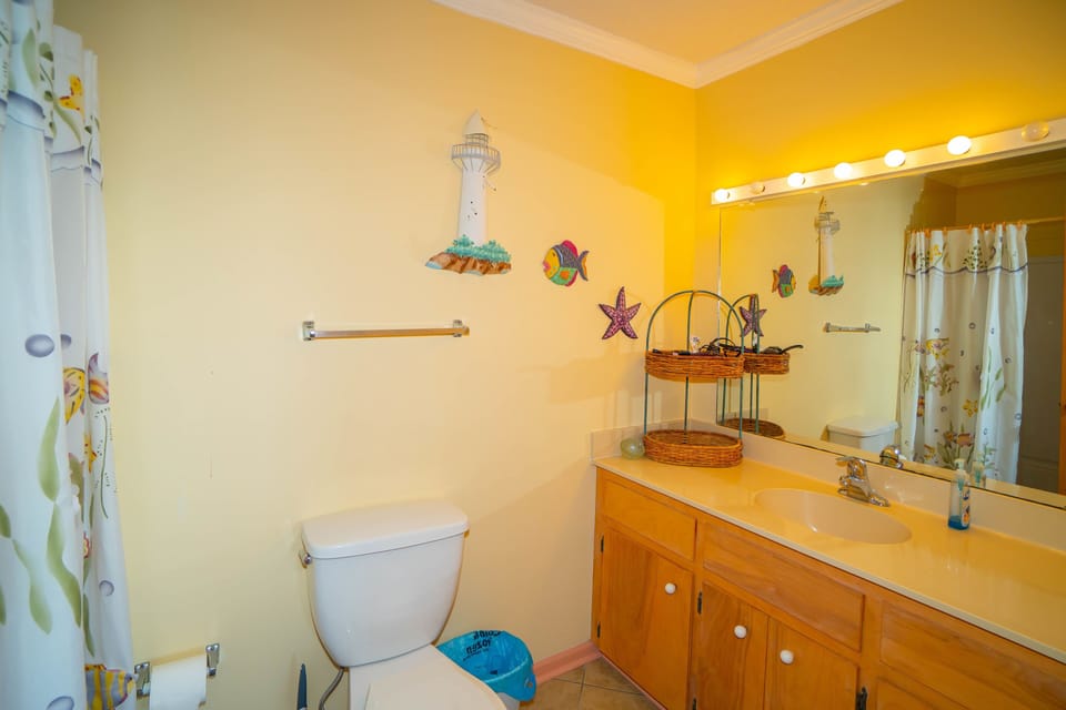 2nd fl., oceanfront bedroom private bath (shower/tub combo)