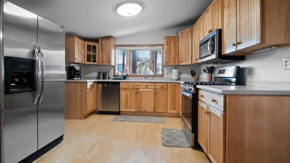 【Main Kitchen】Stocked to cook for 14, dishwasher included