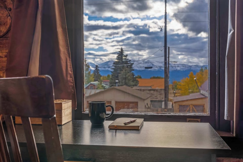 【Workspace】 Dedicated desk with high-speed WiFi — remote work at 10,152 feet