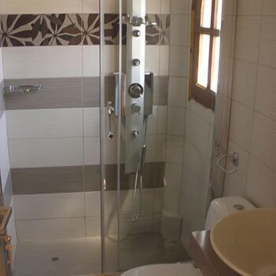 Junior Suite | Bathroom | Combined shower/tub, hair dryer, slippers, towels