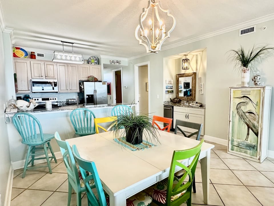 Seating for 6 at this cheerful dining table!