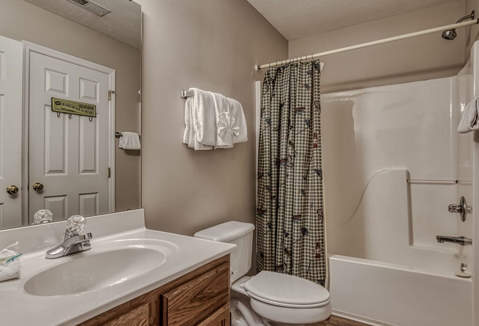 Vacation Rental on the River in the Smokies "River Escape" - Bathroom two with tub/shower combo