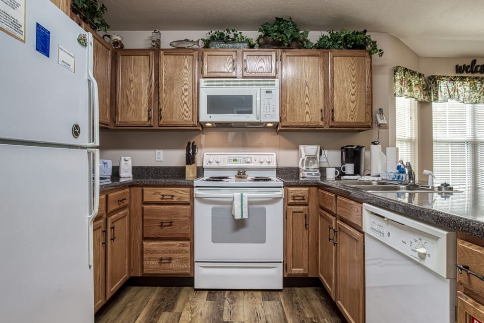 Cabin Next to the River in the Smoky Mountains "River Escape" - Fully furnished kitchen