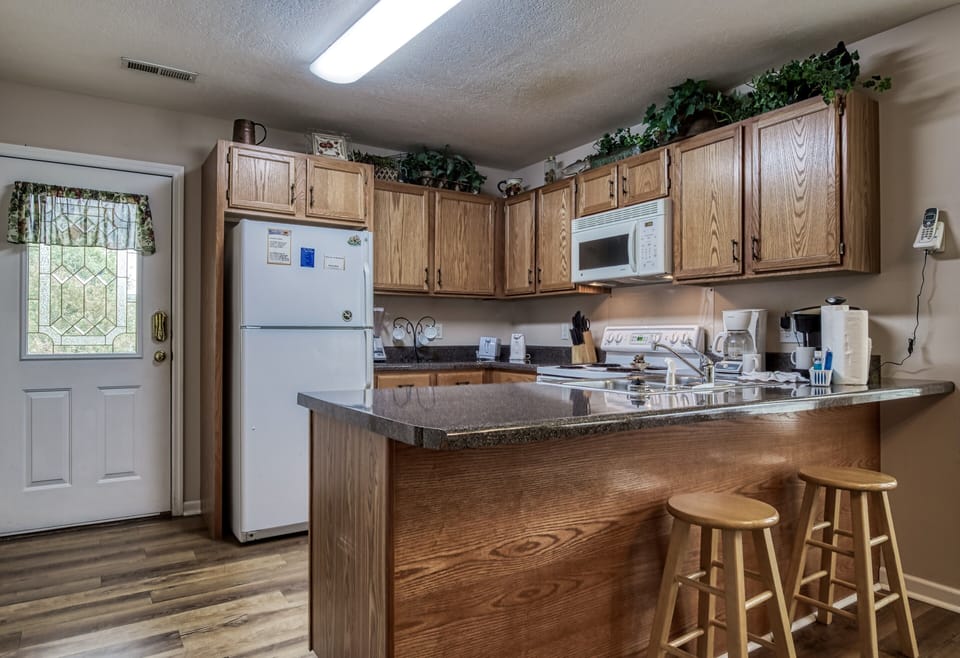 Cabin Next to the River in Pigeon Forge "River Escape" - Bar top and kitchen