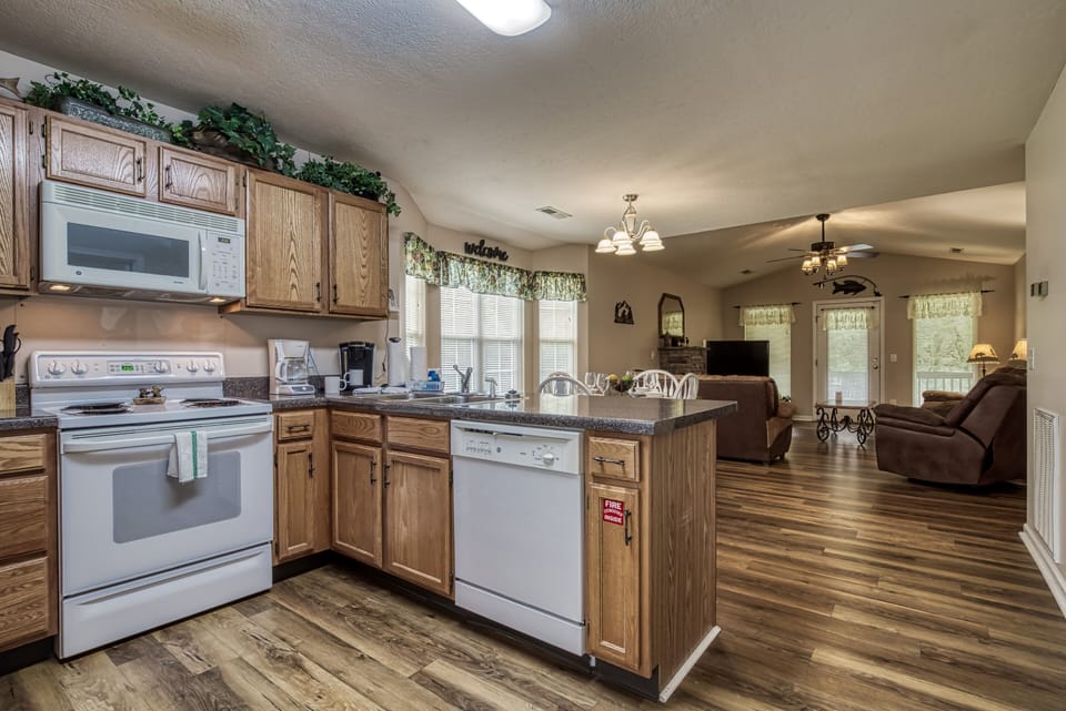 Cabin Next to the River in the Smoky Mountains "River Escape" - Kitchen and living room