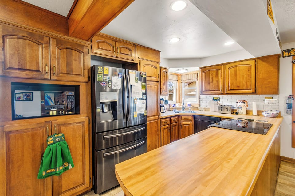 Updated full kitchen with everything you need.