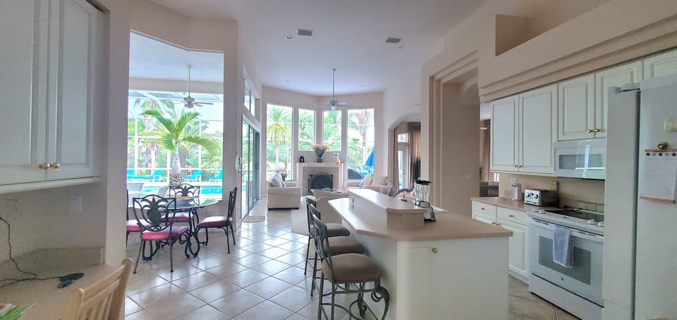Open kitchen, 18 ft high ceilings 
private no view of  palmtrees,Pool-Spa 