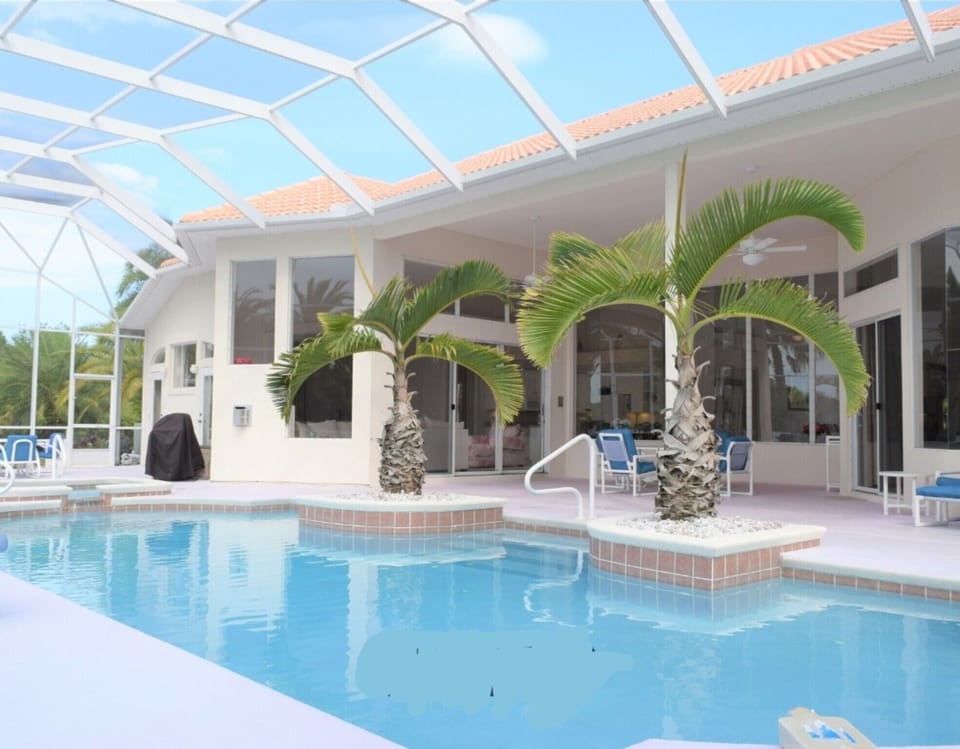 Private pool, spa, enclosed screens no bugs, you still tan.
New Smyrna Beach, FL