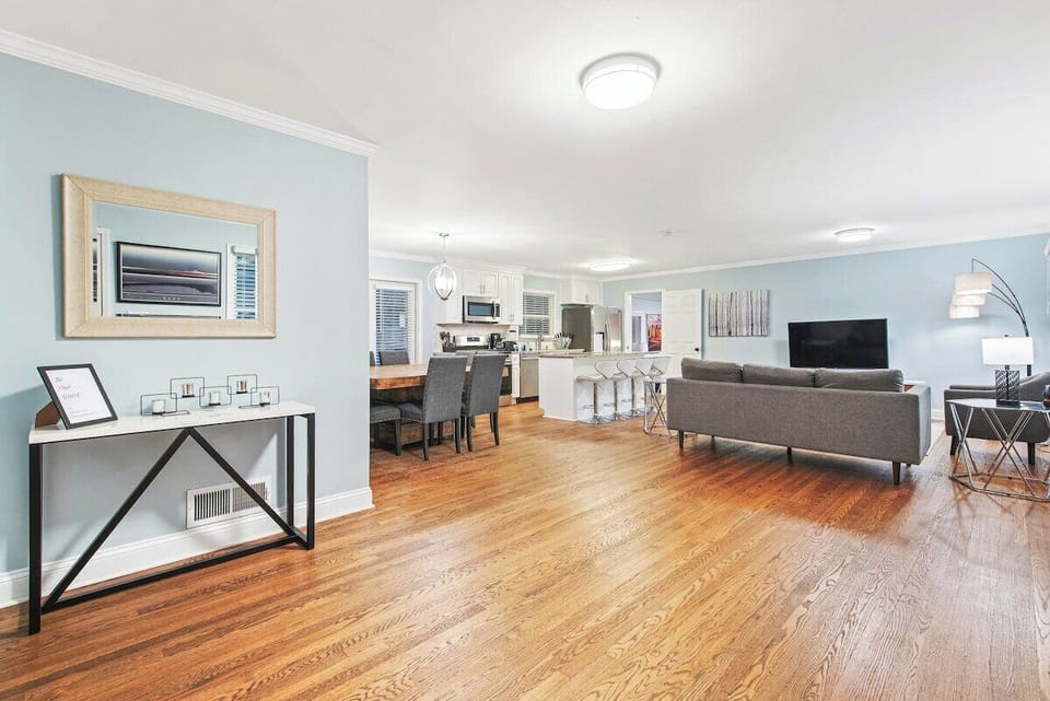 Spacious open floor plan, contemporary design