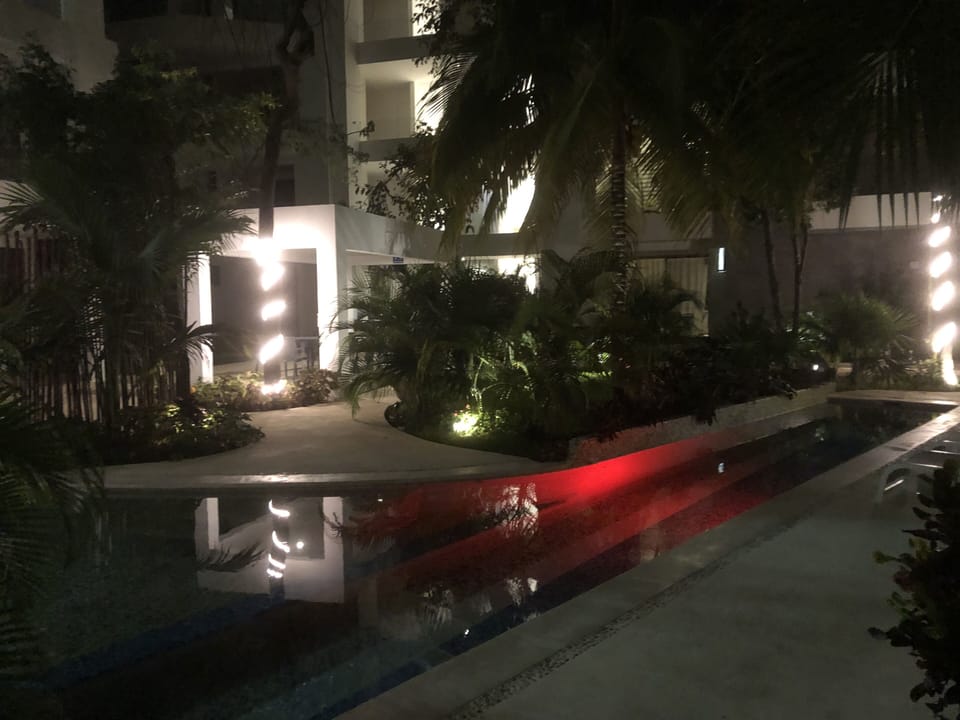 Fun nighttime environment with great lights.