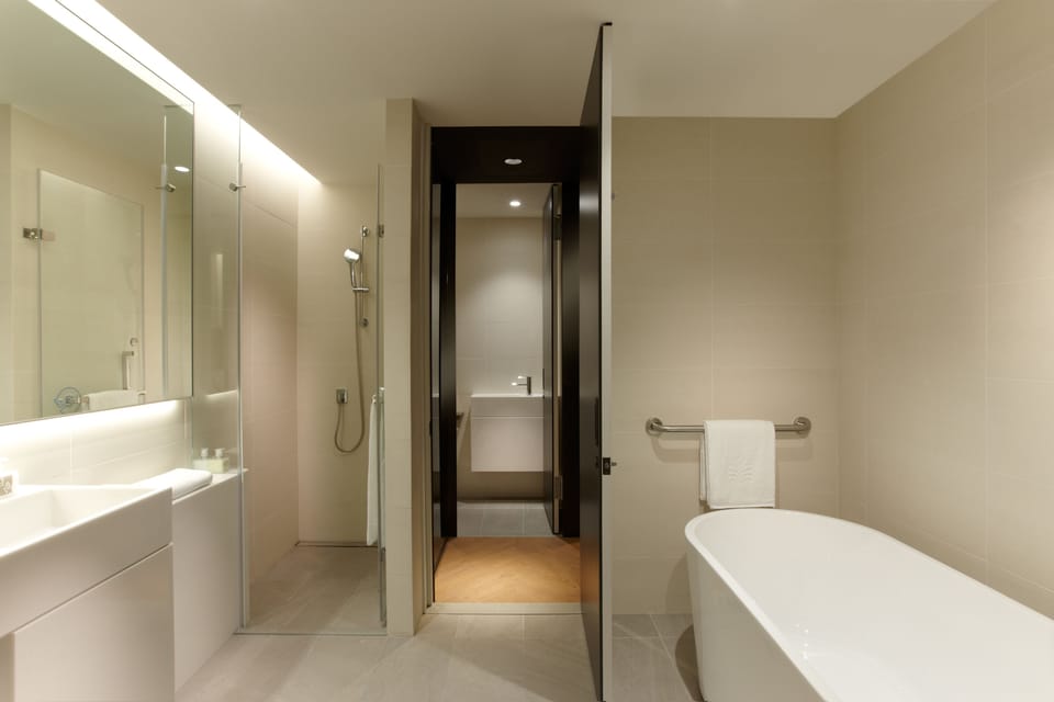 Deluxe Studio Suite, 1 Queen Bed, Bathtub | Bathroom | Shower, hydromassage showerhead, hair dryer, electronic bidet