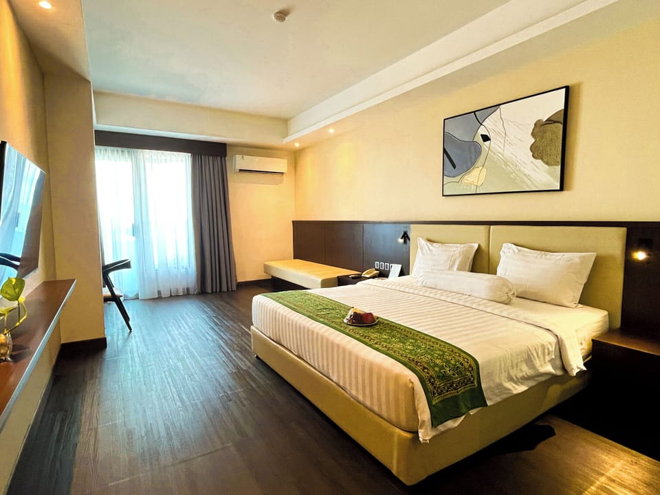 Grand Deluxe Room | Minibar, in-room safe, desk, soundproofing