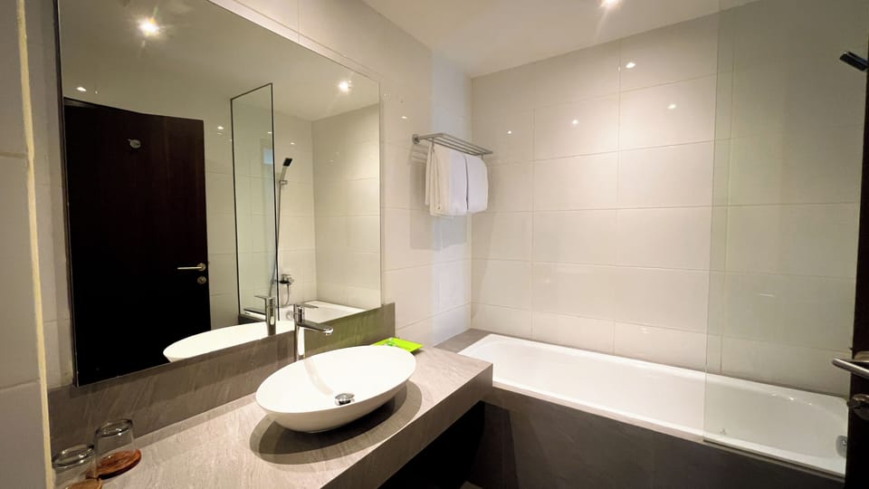 Executive Suite | Bathroom | Deep soaking tub, free toiletries, slippers, towels