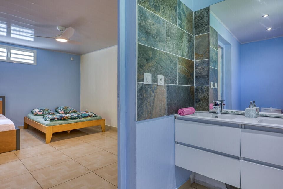 Family Room, Multiple Beds, Non Smoking, Mountain View | Bathroom | Shower, towels