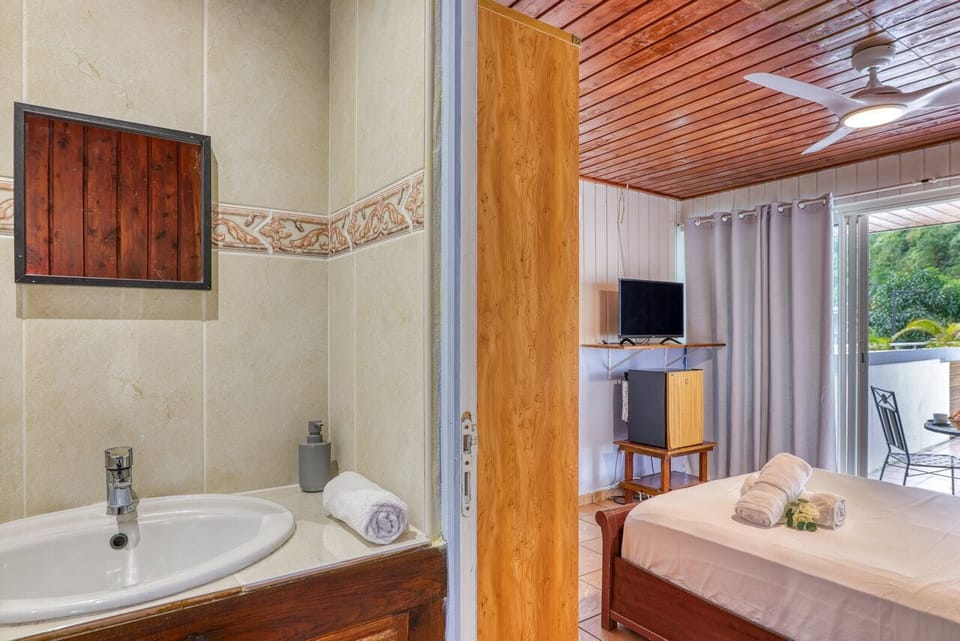 Comfort Double Room, 1 Double Bed, Non Smoking, Pool View | Bathroom | Shower, towels
