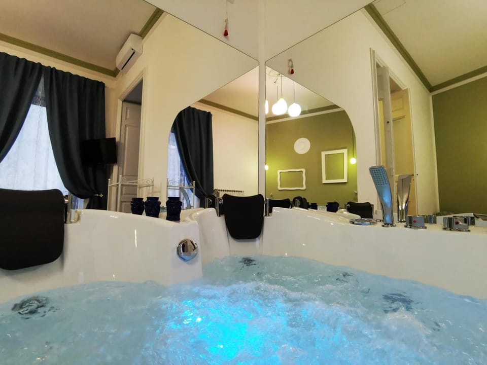 Separate tub and shower, jetted tub, hydromassage showerhead