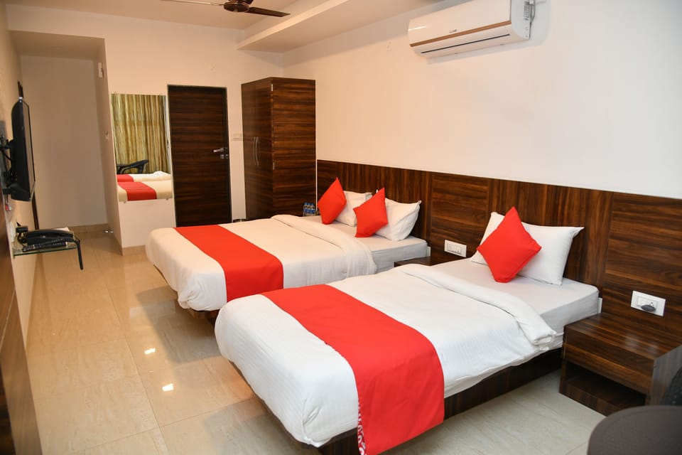 Standard Studio Suite, 1 Queen Bed, Smoking, River View | Premium bedding, in-room safe, individually decorated
