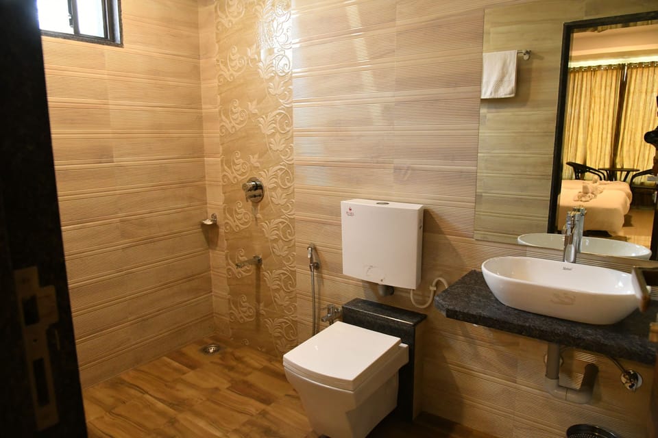 Shower, rainfall showerhead, free toiletries, towels