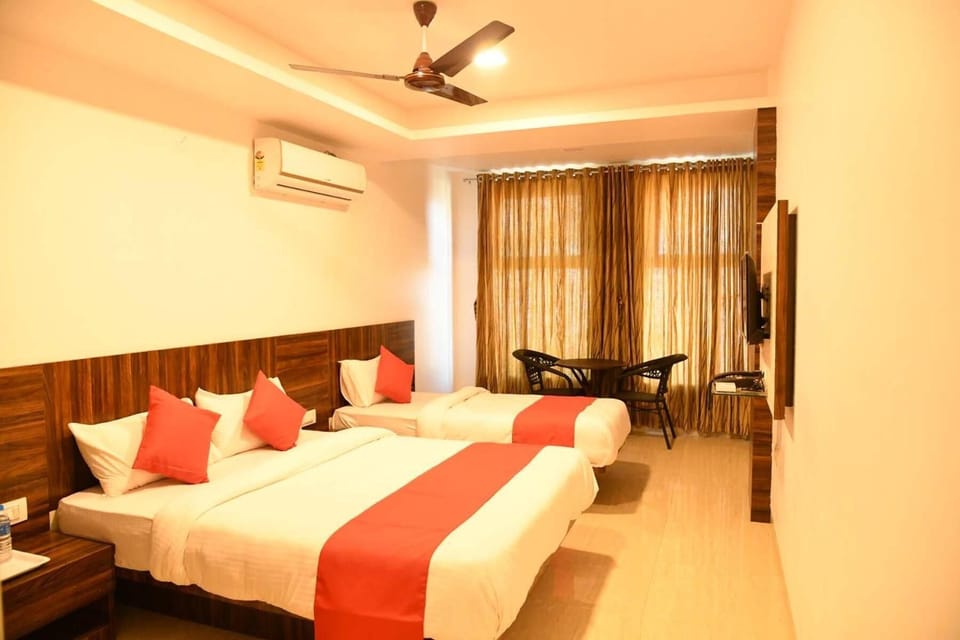 Premium bedding, in-room safe, individually decorated