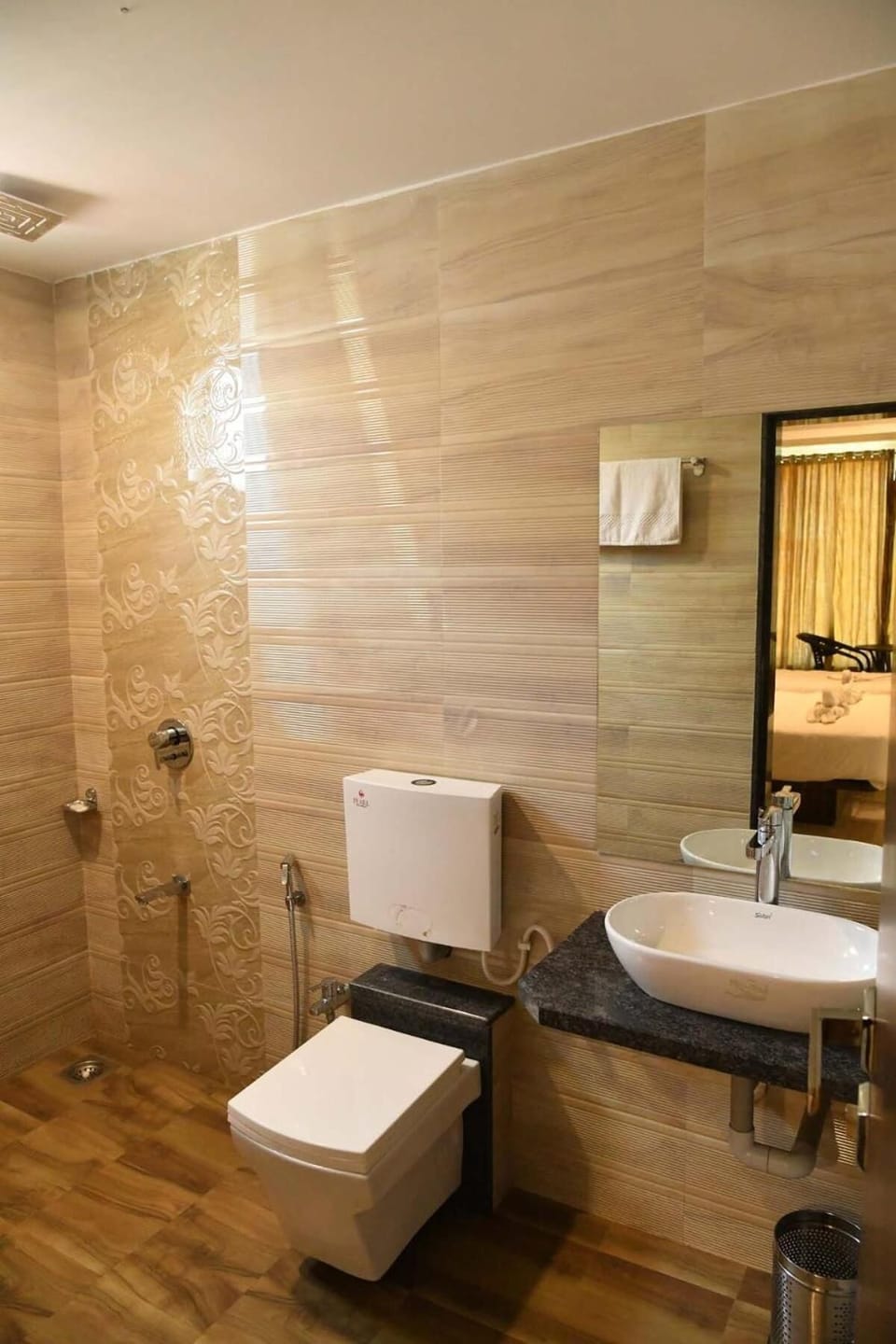 Shower, rainfall showerhead, free toiletries, towels