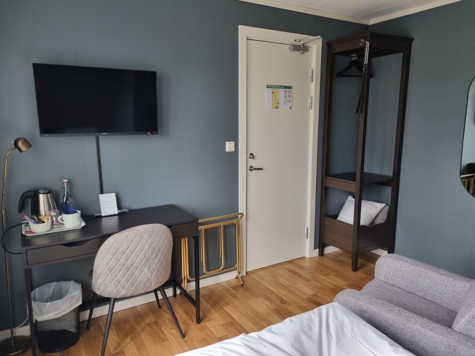 Basic Room, 1 Twin Bed | Hypo-allergenic bedding available, desk, laptop workspace