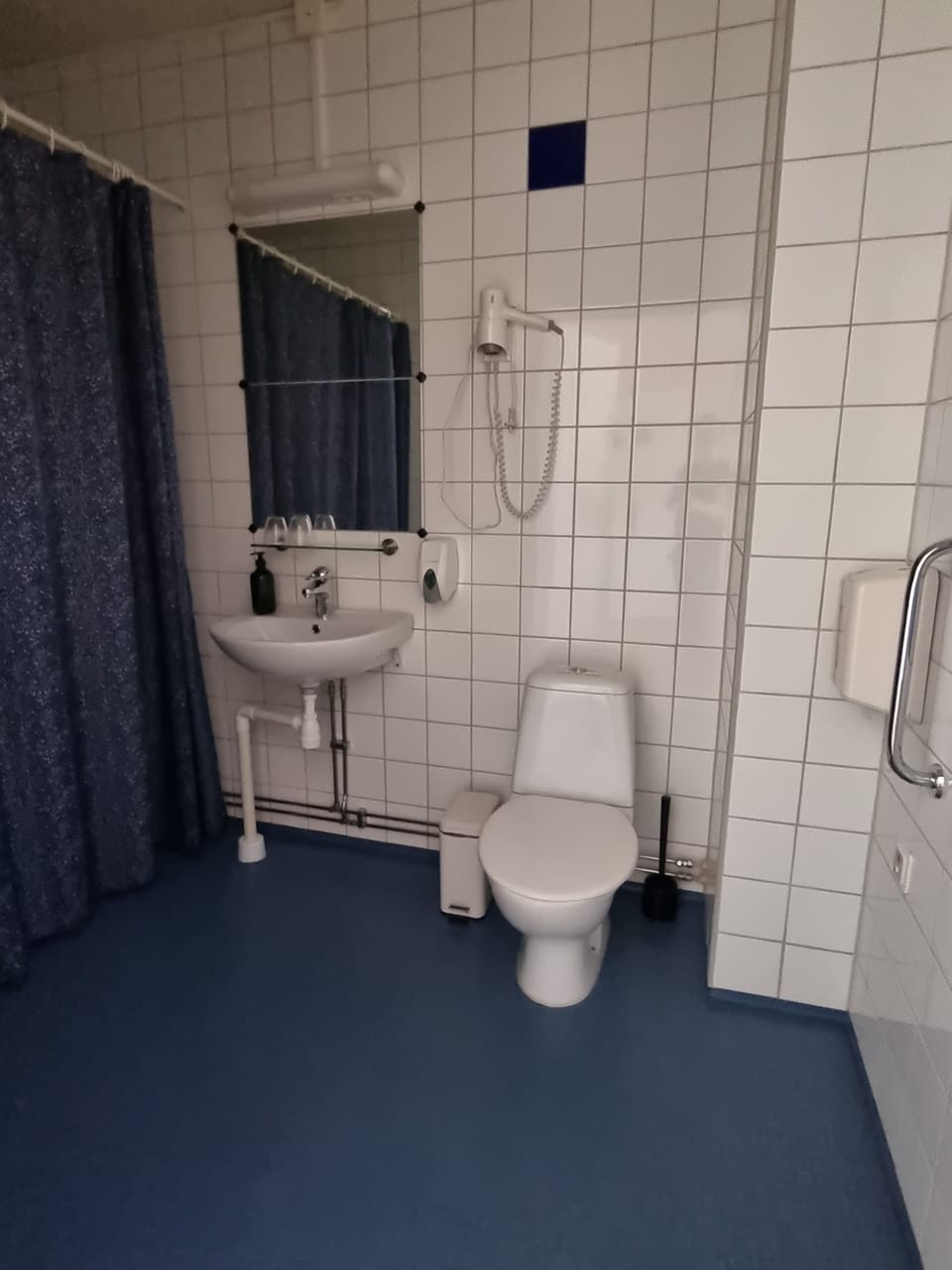 Basic Twin Room | Bathroom | Shower, free toiletries, hair dryer, towels