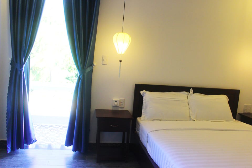 Minibar, desk, soundproofing, iron/ironing board