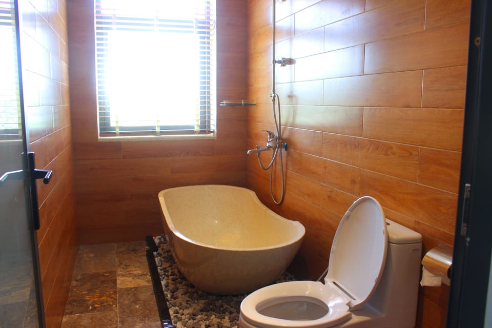 Deluxe Triple Room, Garden View | Bathroom | Deep soaking tub, free toiletries, hair dryer, slippers