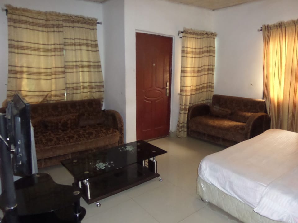 Luxury Suite, 1 Queen Bed, Non Smoking | Desk, free WiFi, bed sheets