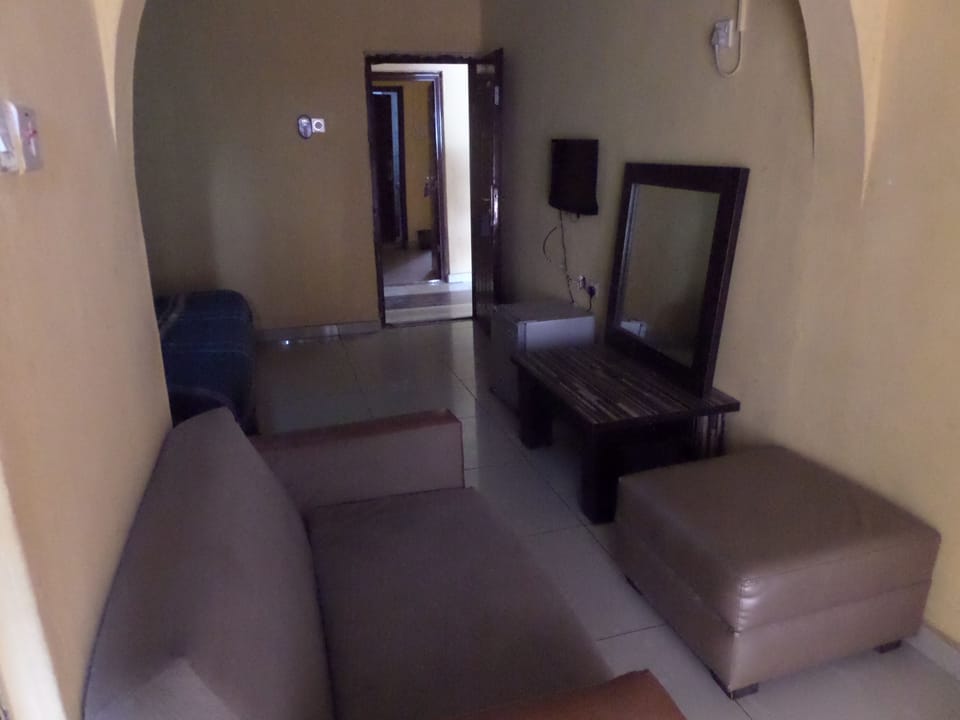 Executive Room, 1 Queen Bed, Non Smoking | Desk, free WiFi, bed sheets