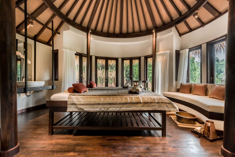 Couples treatment rooms, body treatments, aromatherapy, body wraps
