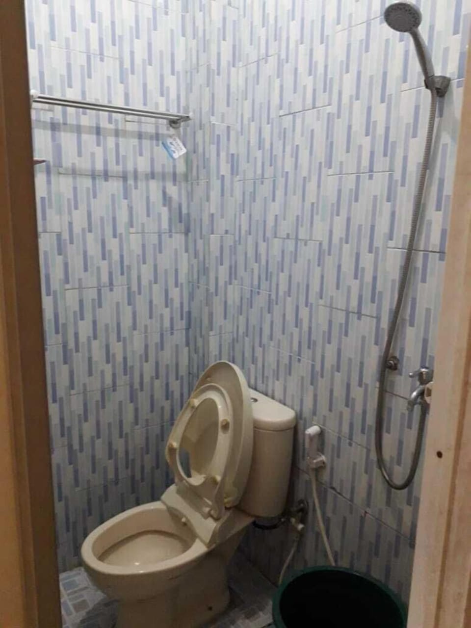 Shower, free toiletries, towels