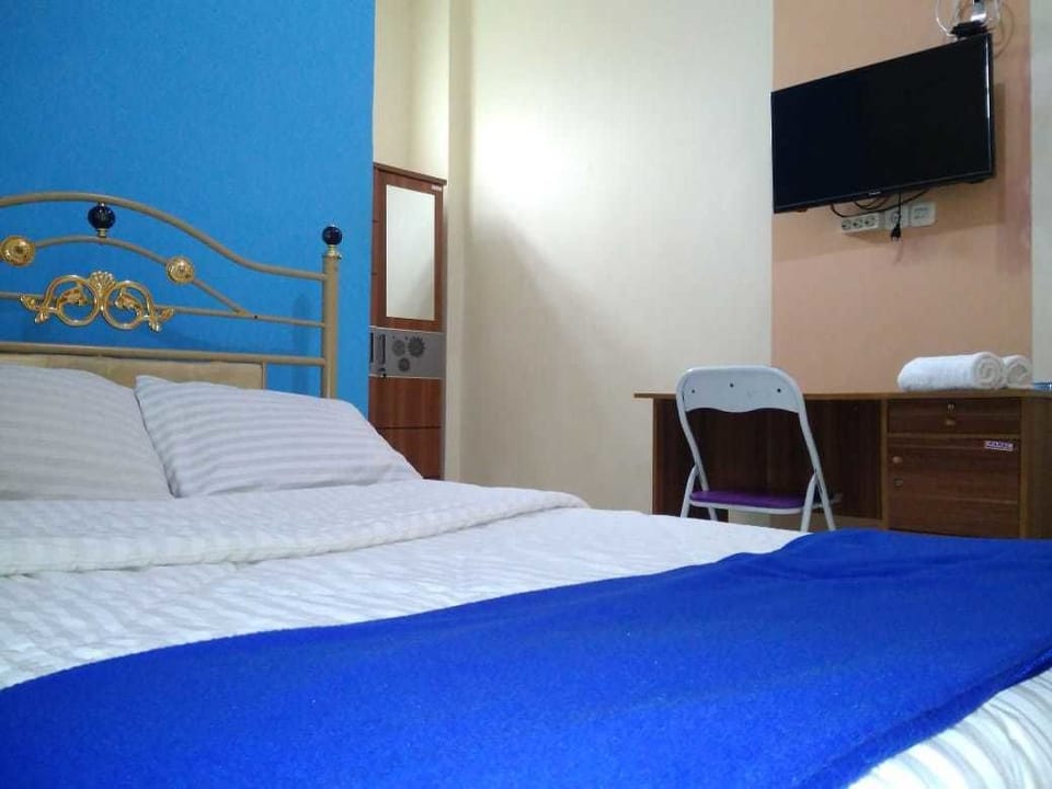 Basic Single Room, 2 Twin Beds (AC) | Desk