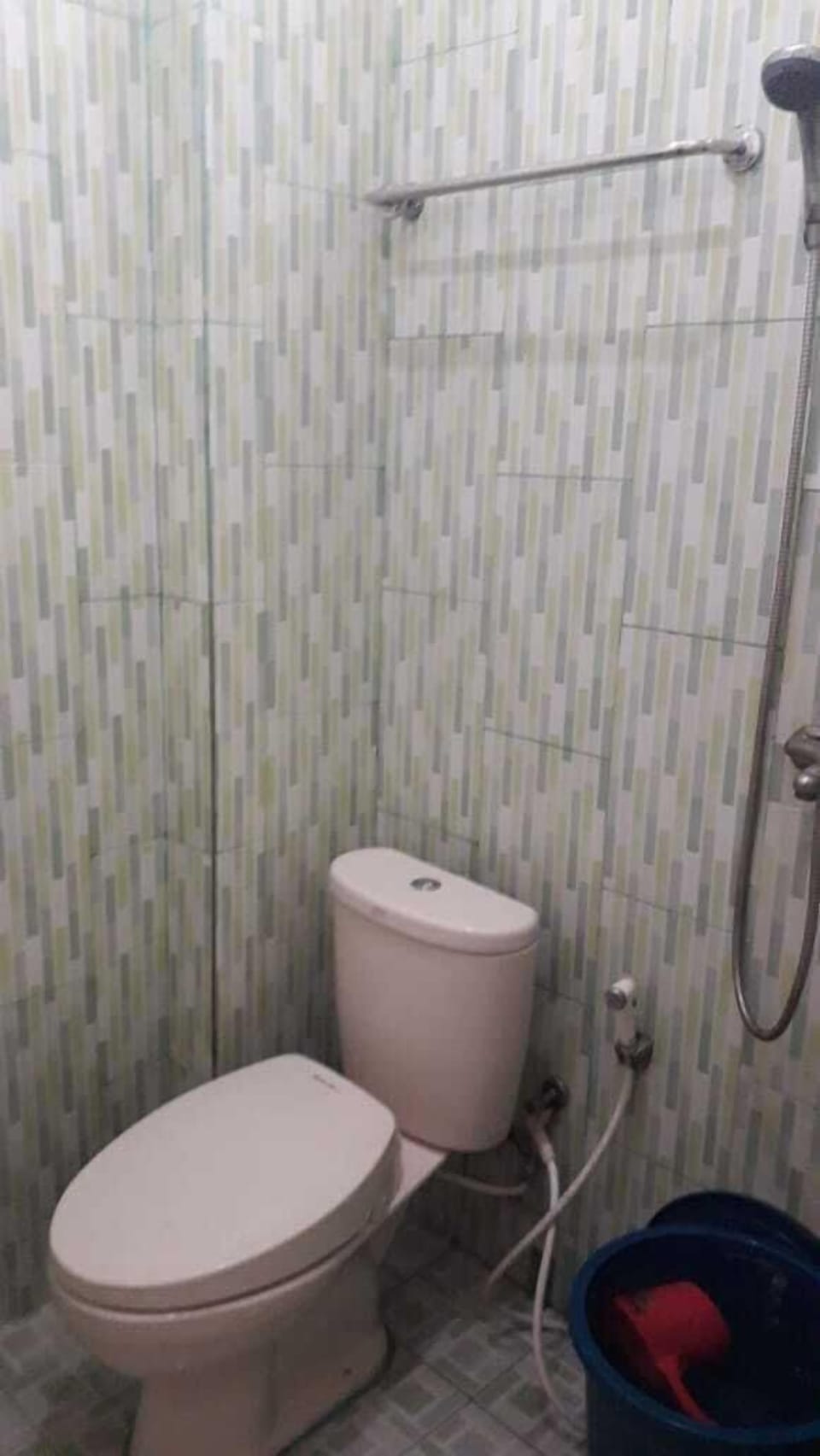 Shower, free toiletries, towels
